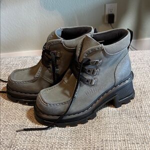 NWOT Dr. Martens Corran 3-Eye Suede Heeled Gray Chunky Ankle Boots Gunmetal sz 7